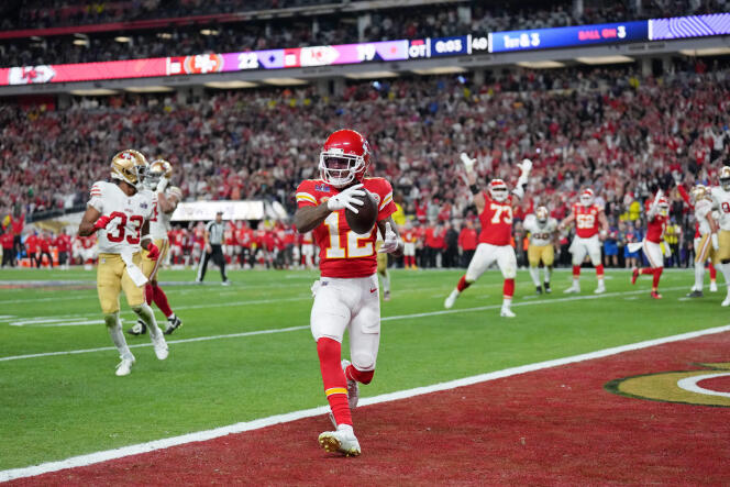 Le receveur Mecole Hardman des Chiefs de Kansas City inscrit un touchdown dans les derniers instants du Super Bowl contre les 49ers de San Francisco, à l’Allegiant Stadium de Las Vegas (Nevada), le 11 février 2024.