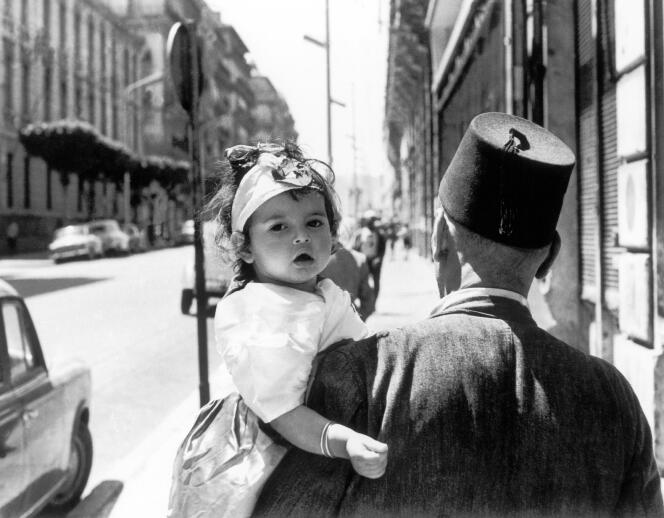 Un Algérien, avec sa petite-fille, rentre chez lui après avoir célébré la fête de l’indépendance, le 7 mai 1962.