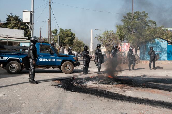 Des gendarmes à Dakar, le 9 février 2024, après une manifestation contre le report de l’élection présidentielle.