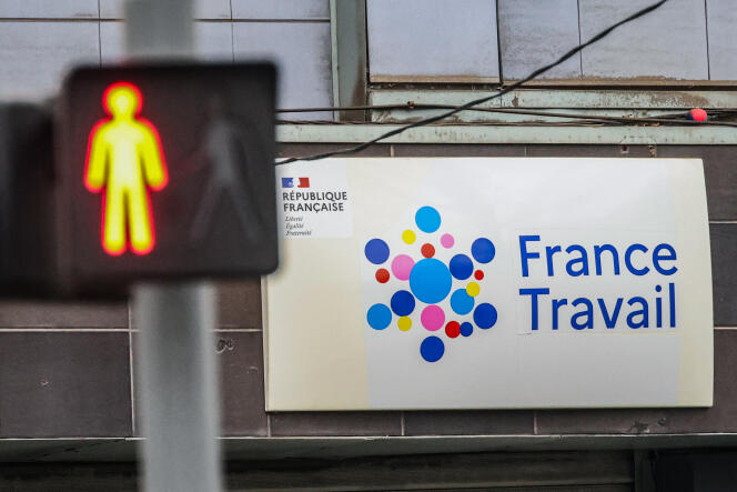 Le logo de « France Travail », le nouvel opérateur du service public de l’emploi français, à Lille, le 12 janvier 2024.