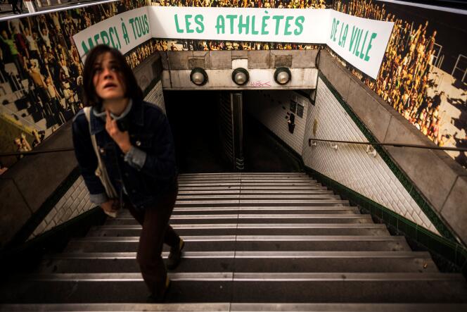 Une station de métro parisienne décorée pour célébrer la nomination de Paris comme ville hôte des Jeux olympiques d’été de 2024, le 14 septembre 2017.