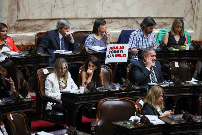 Un cartel que dice “Abajo el plan de Milei” durante un debate sobre la ley ómnibus, el programa de reforma económica ultraliberal del presidente argentino en el Congreso, en Buenos Aires, el 31 de enero de 2024.