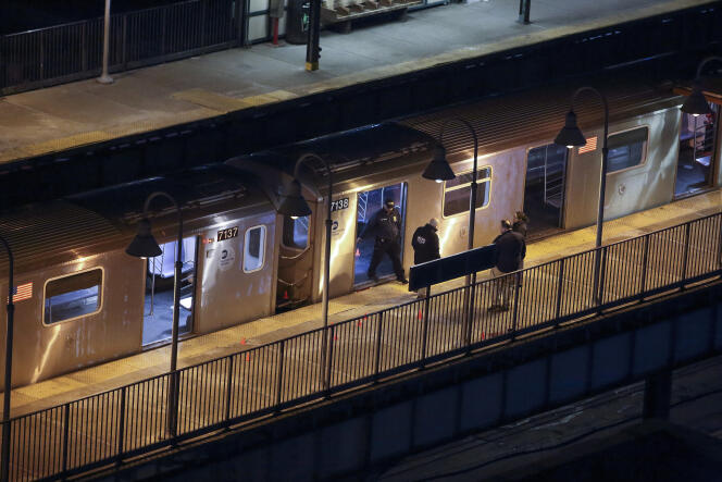 La policía investiga el andén de la estación de metro Mount Eden Avenue en Nueva York el 12 de febrero de 2024.