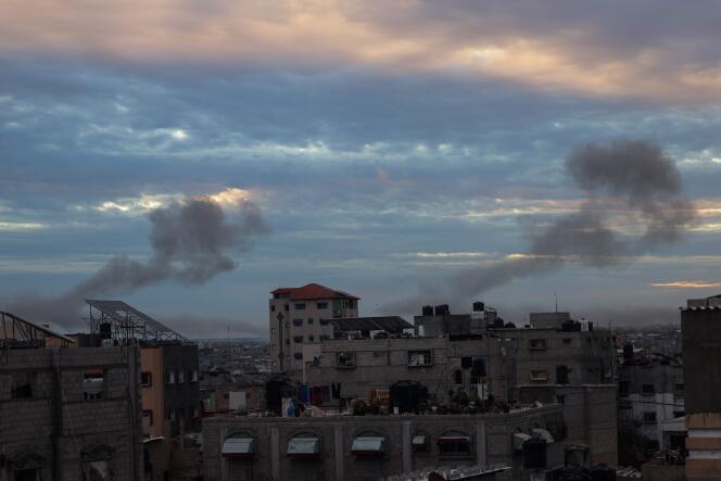 Columnas de humo se elevan sobre Rafah, después de los ataques israelíes, 13 de febrero de 2024.
