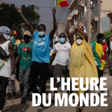 Des personnes manifestent à Dakar le 9 février 2023 contre le report de l’élection présidentielle annoncée par le chef de l’Etat, Macky Sall et la possible extension de son mandat au-delà de sa date de fin prévue le 2 avril. 