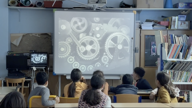 Image extraite du documentaire « Et si on levait les yeux ? Une classe face aux écrans », de Gilles Vernet.