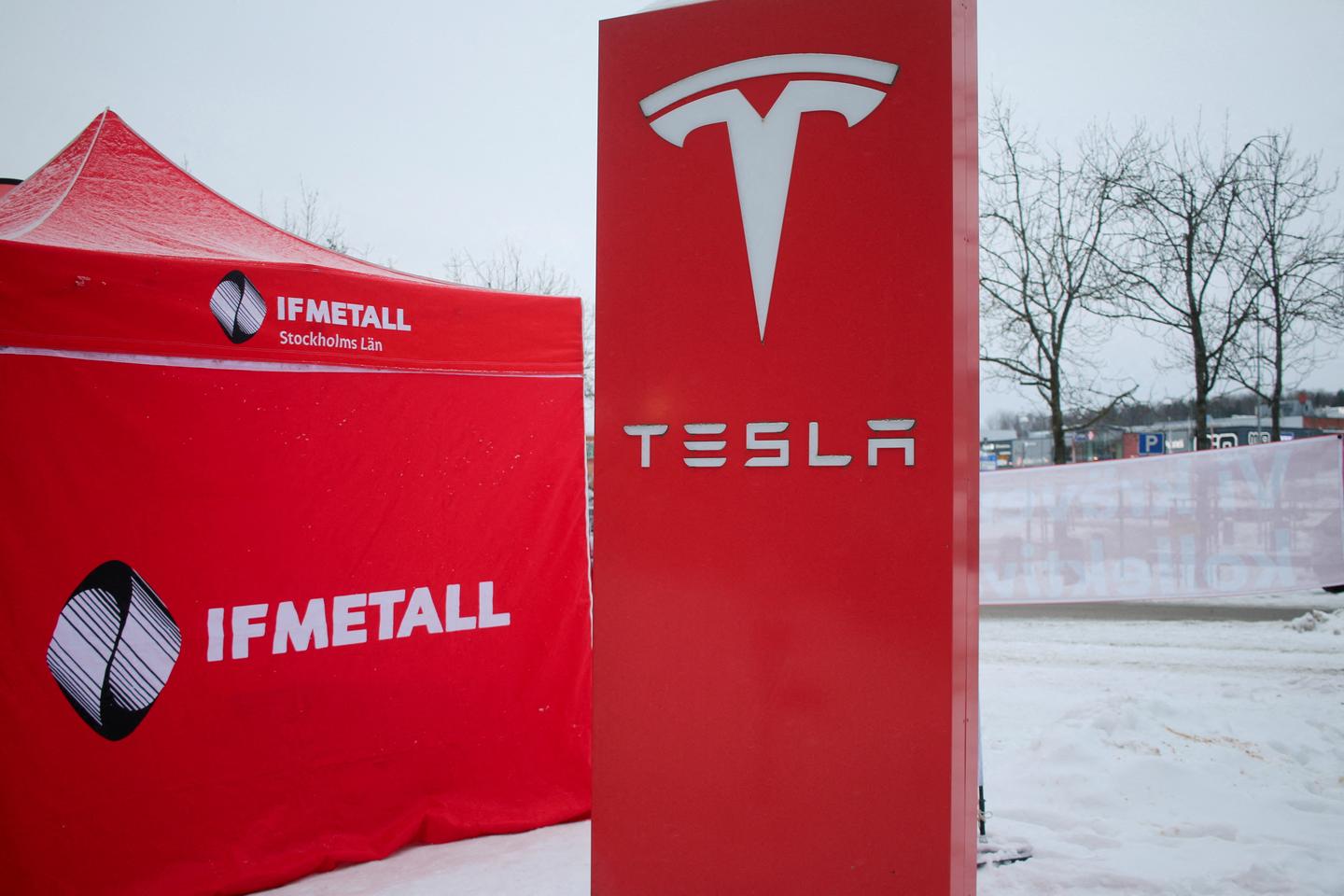 Swedish Tesla strike expands to include charging stations