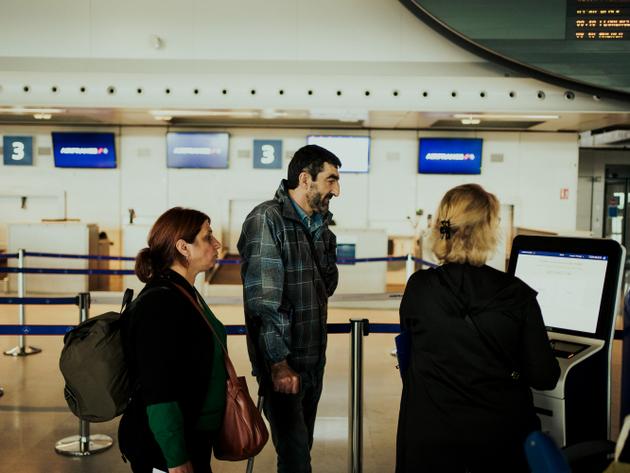 Nana Chkhitunidze et son mari, Davit Gamkhuashvili, à l’aéroport de Roissy-Charles-de-Gaulle, près de Paris, le 20 septembre 2023.