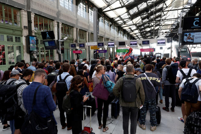Des voyageurs attendent leur train dans le hall de la gare de Lyon à Paris, France, le 6 juillet 2022. 