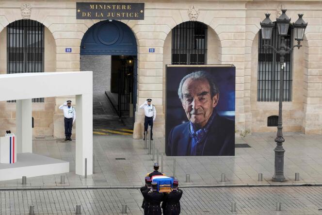 Les gardes républicains portent le cercueil de l’ancien ministre de la justice Robert Badinter lors d’une cérémonie d’hommage national en son honneur devant le ministère de la justice, sur la place Vendôme, à Paris, le 14 février 2024. 