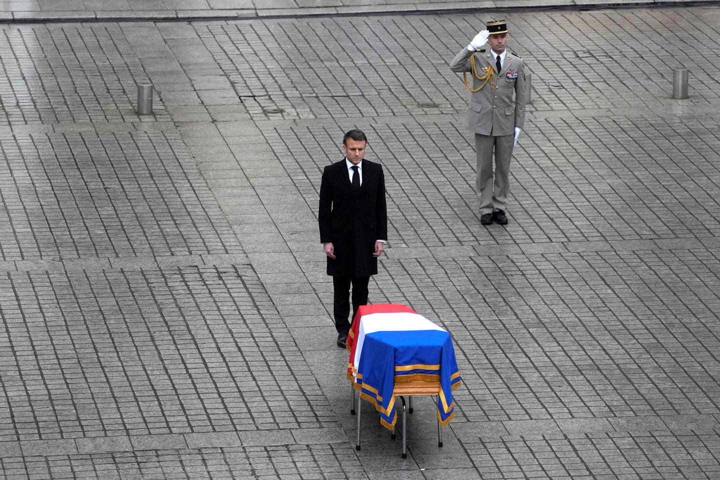 Macron in favor of ex-minister Badinter entering the Panthéon