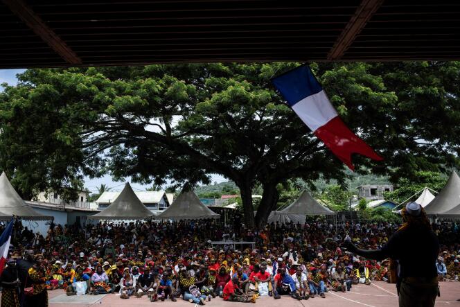 Des personnes se rassemblent pour participer à un congrès organisé par le mouvement Forces vives et des élus locaux pour protester contre les conditions de vie et l’insécurité à Pamandzi, sur l’île de Mayotte, le 14 février 2024.