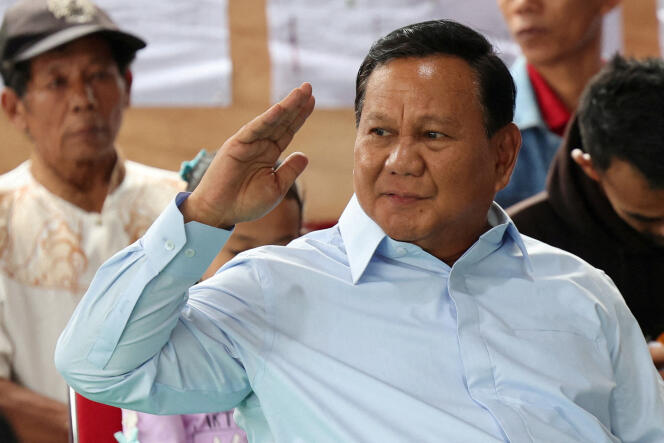 Le candidat Prabowo Subianto, dans un bureau de vote à Bogor, mercredi 14 février.