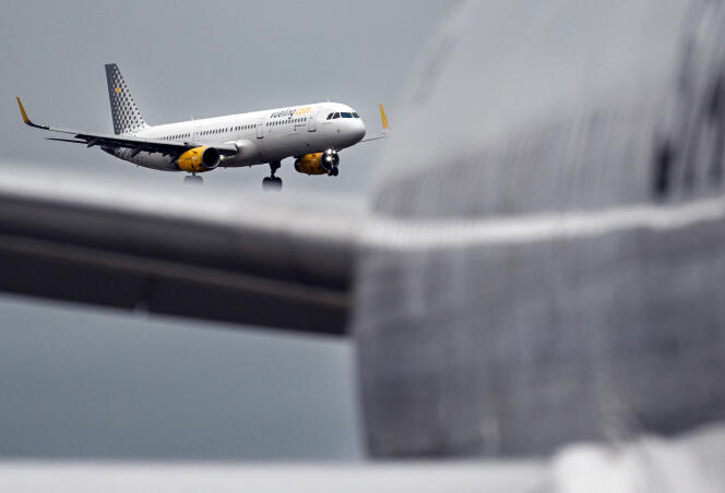 Un Airbus A321-231 de la compagnie Vueling atterrit à l’aéroport de Berlin-Brandenburg, derrière un Boeing 767 déclassé de la compagnie Star Air, le 31 janvier 2024.