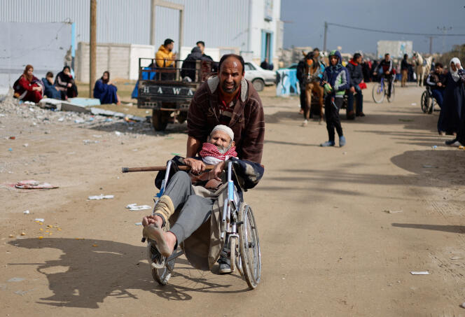 Pacientes palestinos llegan a Rafah después de ser evacuados del hospital Nasser en Khan Younes tras una incursión israelí, el 15 de febrero de 2024.