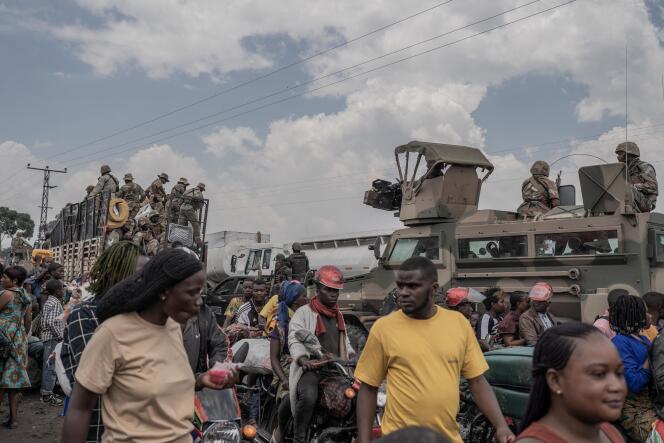 Vehículos del ejército sudafricano circulan cerca de Sake, al este de la República Democrática del Congo, el 7 de febrero de 2024.