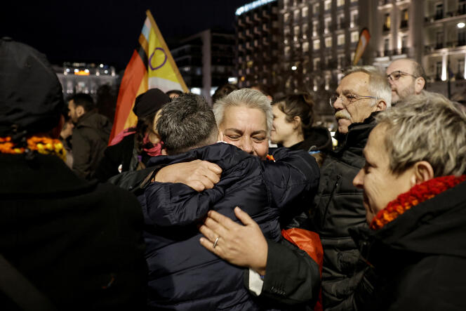 Activistas LGBTQ+ y partidarios del matrimonio entre personas del mismo sexo celebran la adopción de la nueva ley frente al Parlamento griego en Atenas el 15 de febrero de 2024. 