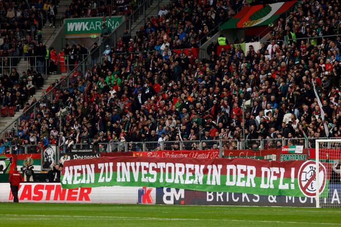 Los seguidores despliegan una pancarta que dice “No a los inversores en la DFL” mientras el partido de la Bundesliga entre el FC Augsburg y el RB Leipzig se interrumpe brevemente, en Augsburgo (Alemania), el 10 de febrero de 2024.