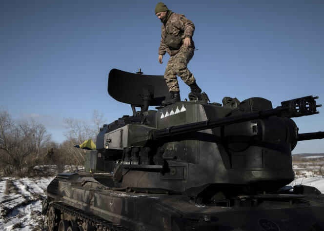 Un soldado ucraniano de las fuerzas de defensa aérea de la región central de Kiev en un tanque Gepard, un vehículo blindado alemán apodado 