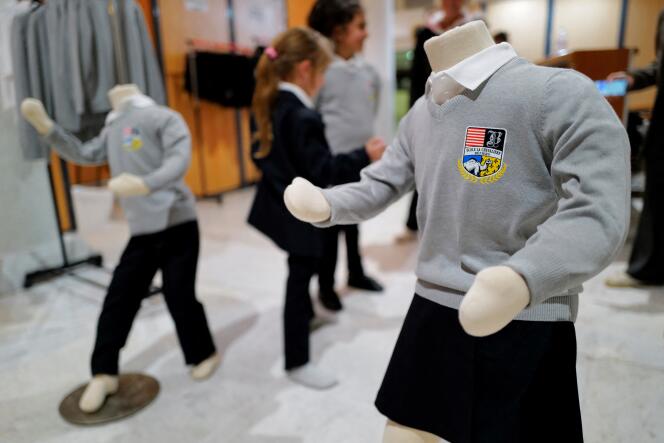 Los nuevos uniformes escolares, que se utilizarán en determinadas escuelas primarias de la ciudad de Béziers (Hérault) a partir del 26 de febrero, se presentaron en el Palacio de Congresos de Béziers, el 15 de febrero de 2024.