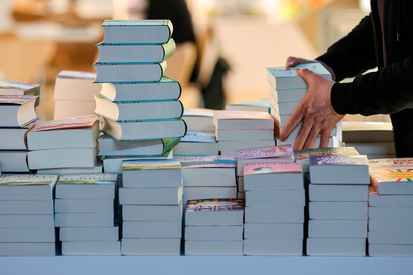 Rentrée littéraire 2024 : James Ellroy, Gaël Faye, Aurélien Bellanger, Amélie Nothomb......