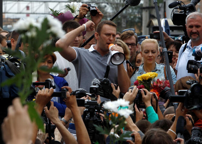 Alexeï Navalny (au centre, en haut) s’adresse à ses partisans à son arrivée de Kirov, à Moscou, le 20 juillet 2013.