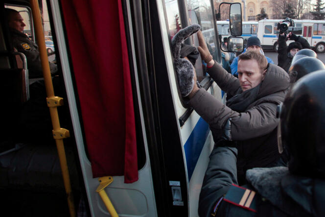 Alexeï Navalny (à droite) arrêté lors d’un rassemblement non autorisé dans le centre de Moscou, le 15 décembre 2012.