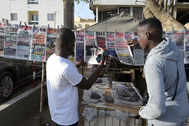 A Dakar, devant un stand de journaux, le 16 février 2024. 
