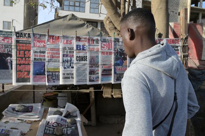 Un hombre consulta las portadas de la prensa senegalesa, en Dakar, el 16 de febrero de 2024.