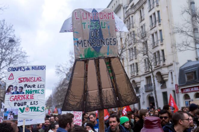 Lors d’une manifestation organisée par les syndicats d’enseignants, à Paris, le 1er février 2024. 