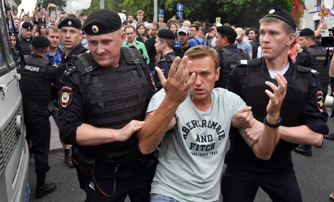Alexeï Navalny (au centre) est arrêté lors d’une manifestation contre l’impunité présumée des forces de l’ordre, à Moscou, le 12 juin 2019.