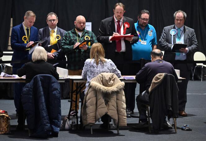 Seguimiento del recuento de papeletas en Kettering, Inglaterra, para el distrito electoral de Wellingborough, durante las elecciones parciales parlamentarias del Reino Unido, el 15 de febrero de 2024.