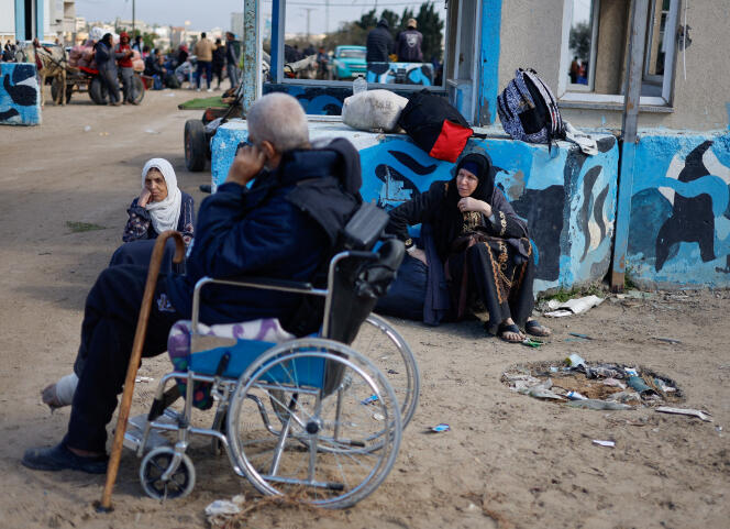 Pacientes palestinos a su llegada a Rafah, tras ser evacuados del hospital Nasser de Khan Yunis debido a la operación terrestre israelí, en el sur de la Franja de Gaza, el 15 de febrero de 2024.