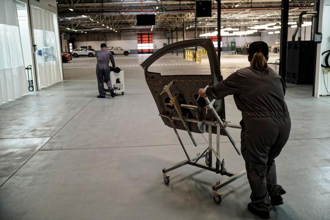 Des étudiants s’initient à l’économie circulaire sur le site de l’usine Renault de Flins (Yvelines), le 19 octobre 2023.