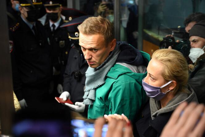 Alexeï Navalny et son épouse Ioulia au point de contrôle des passeports, à l’aéroport Cheremetievo de Moscou, le 17 janvier 2021.