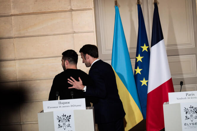 Volodymyr Zelensky et Emmanuel Macron, lors de la signature de l’accord bilatéral entre la France et l’Ukraine, à Paris, le 16 février 2024.