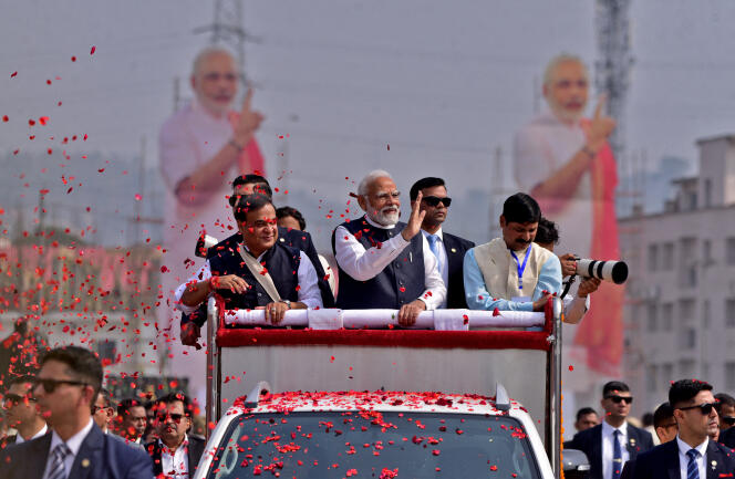 El primer ministro indio, Narendra Modi, saluda a sus seguidores durante una manifestación en Guwahati (estado de Assam), el 4 de febrero de 2024.