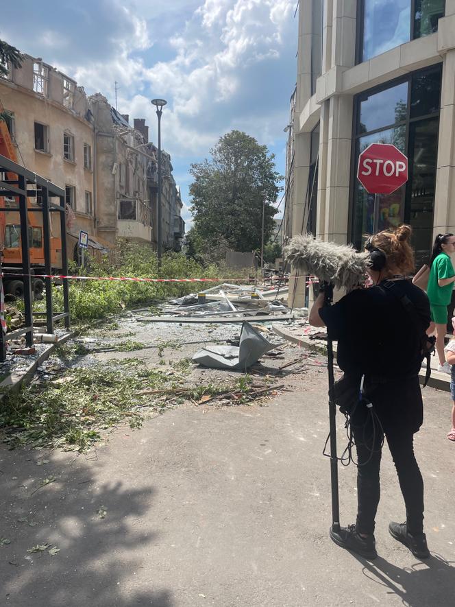 Κατά την ηχογράφηση, στο Lviv της Ουκρανίας, του προγράμματος «A Blurred Point of Light», 6 Ιουνίου 2023.