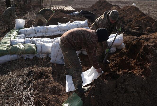 Des soldats ukrainiens construisent des murs de défense non loin de la ville d’Avdiïvka, dans l’est de l’Ukraine, le 17 février 2024.