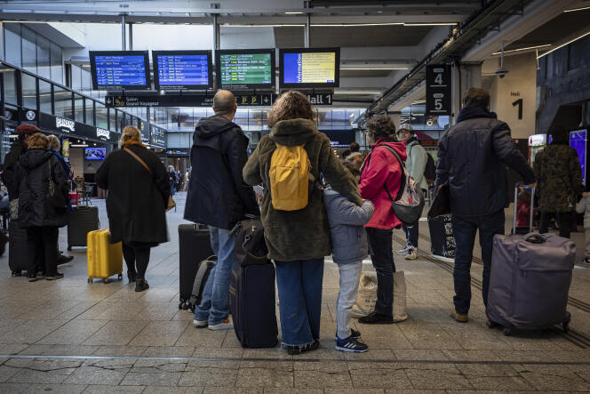 Passagiers op station Montparnasse in Parijs, zaterdag 17 februari 2024.