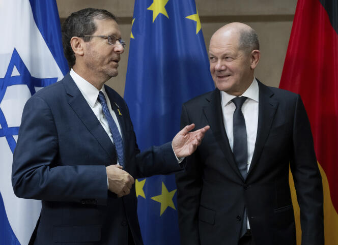 El presidente israelí Isaac Herzog y el canciller alemán Olaf Scholz en Munich el 17 de febrero de 2024.  