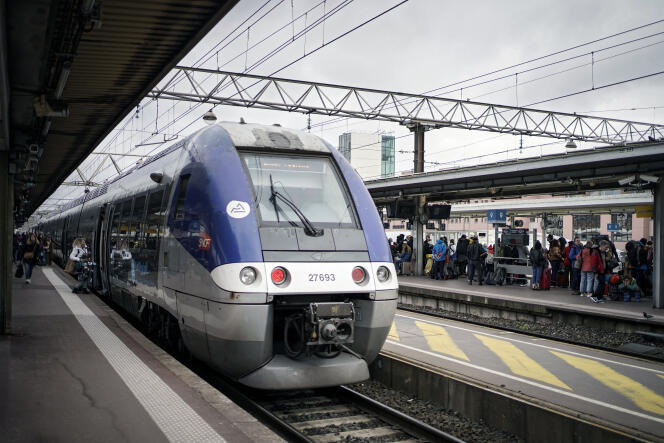 Des passagers attendent un train à Lyon, le 17 février 2024.