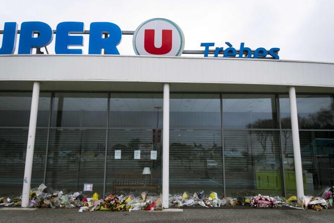 Flores depositadas en homenaje a las víctimas frente al supermercado Super U en Trèbes, el 6 de abril de 2018.
