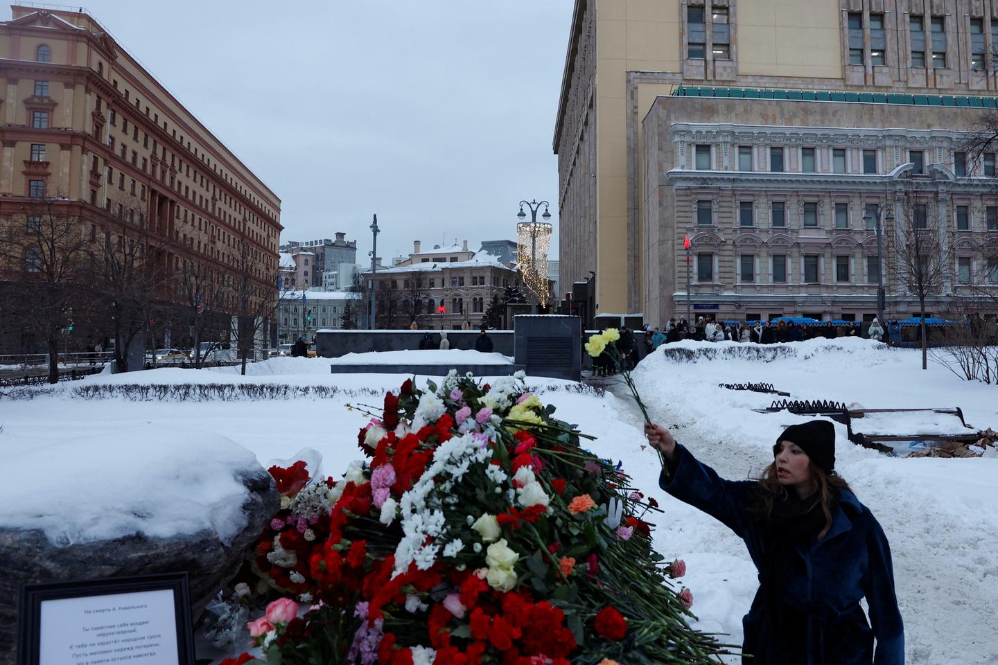 US envoy visits Navalny shrine amid heavy police curbs