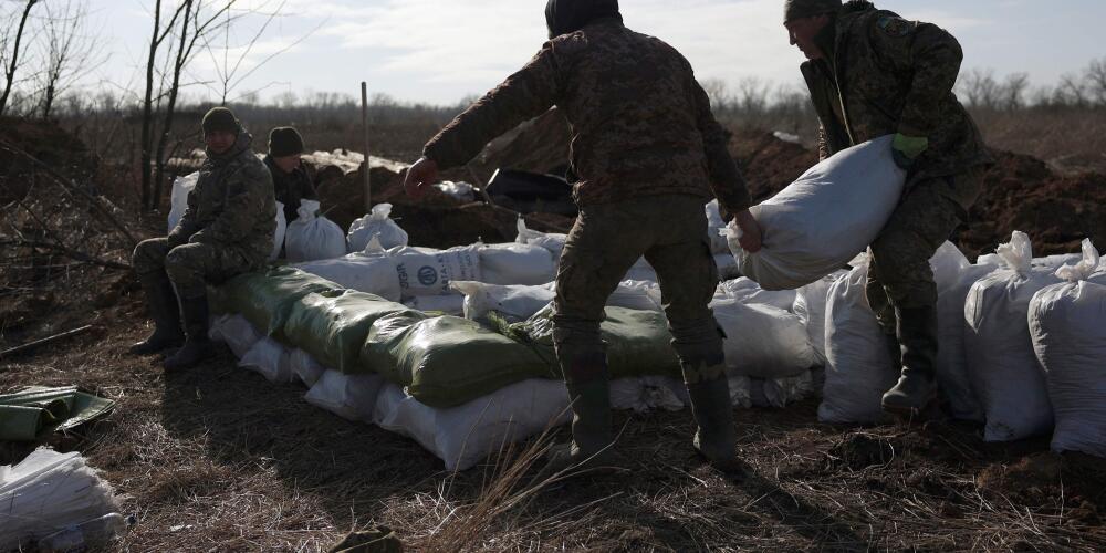 Des soldats ukrainiens construisent des fortifications non loin d’Avdiïvka, dans l’oblast de Donetsk, le 17 février 2024.
