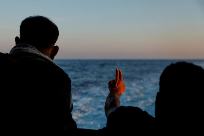 Deux migrants sur le navire de sauvetage « Geo Barents », opéré par Médecins sans frontières, le 30 septembre 2023.