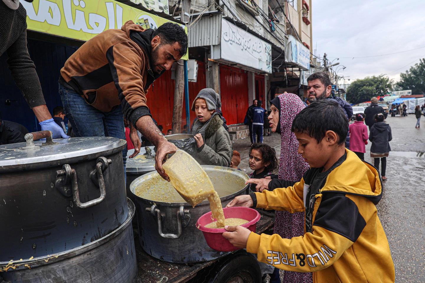 UN food agency suspends aid to north Gaza after gunfire, looting