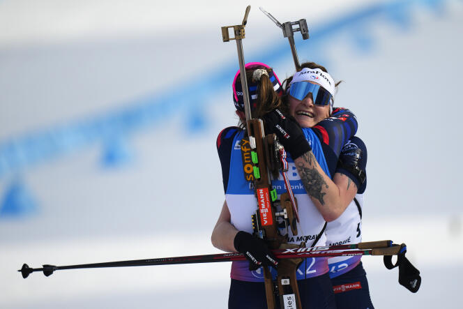 Lou Jeanmonnot félicite Justine Braisaz-Bouchet, vainqueure de la mass start des championnats du monde de biathlon à Nove Mesto en République tchèque, le 18 février 2024.