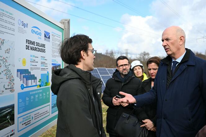 Le ministre délégué chargé de l’industrie et de l’énergie, Roland Lescure, lors de sa visite de la ferme solaire de Marcoussis (Essonne), le 12 février 2024.