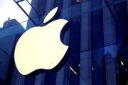 Le logo d’Apple accroché à l’entrée de l’Apple Store, à Manhattan (New York), le 16 octobre 2019.
